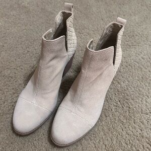 TOMS boots. Women’s size 10. Great condition only worn once. Color: tan